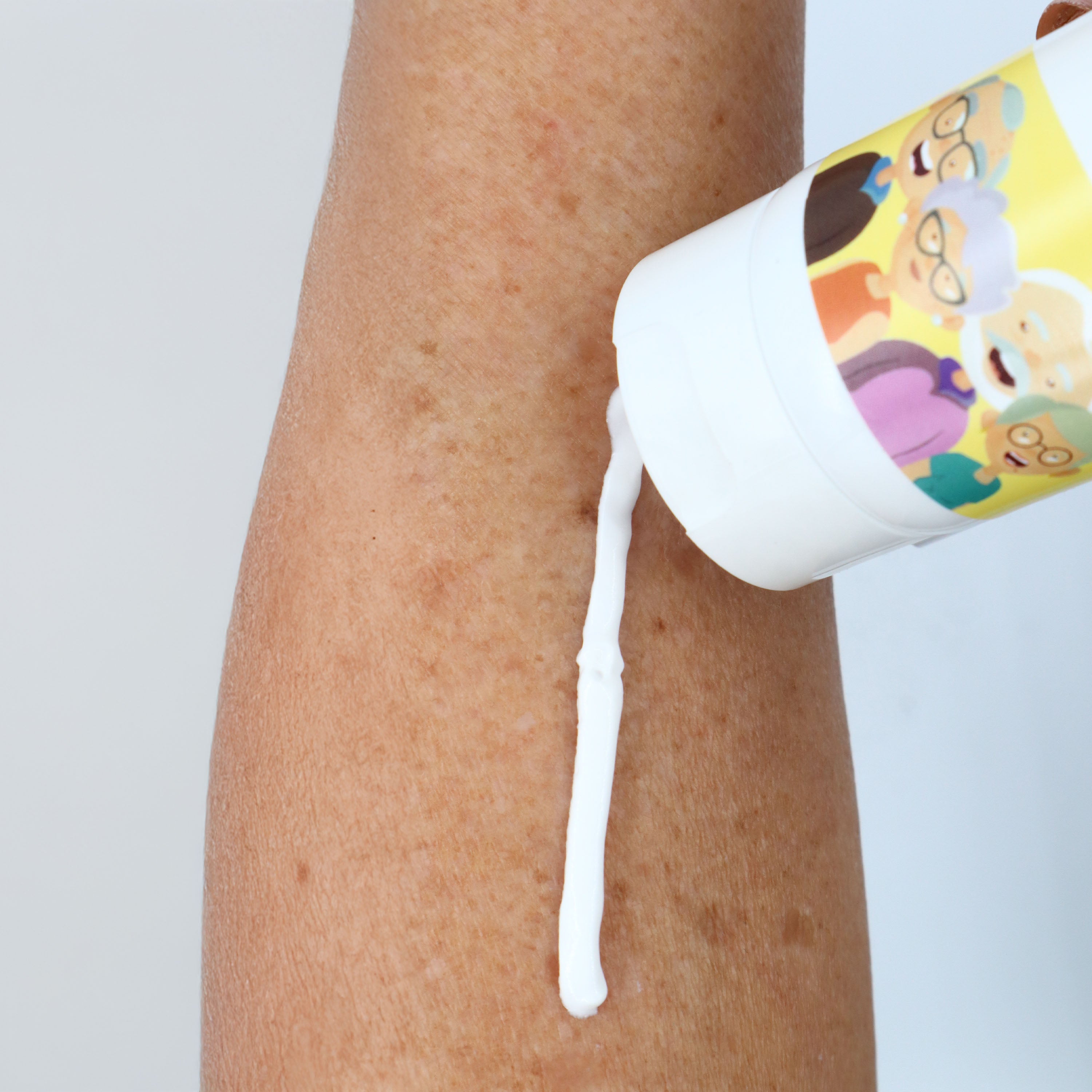 Línea de crema para la pañalitis sobre piel de una persona mayor