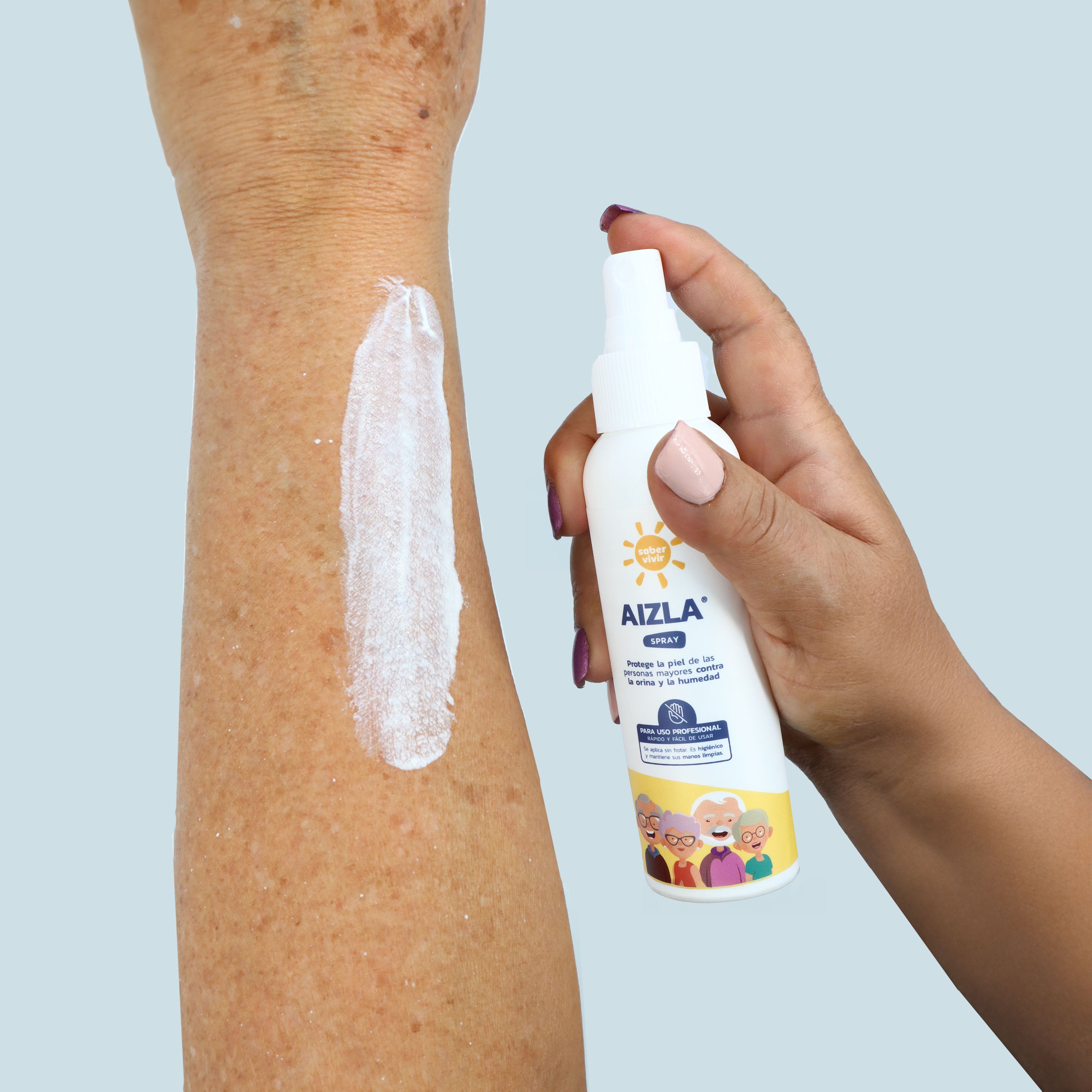Spray de producto contra la pañalits en personas mayores aplicado sobre la piel en fondo blanco