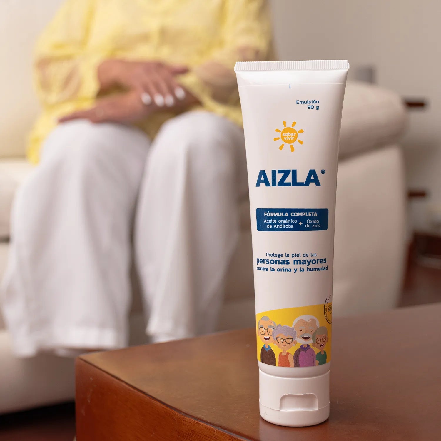 Tubo de crema para la dermatitis del pañal en adultos sobre una mesa