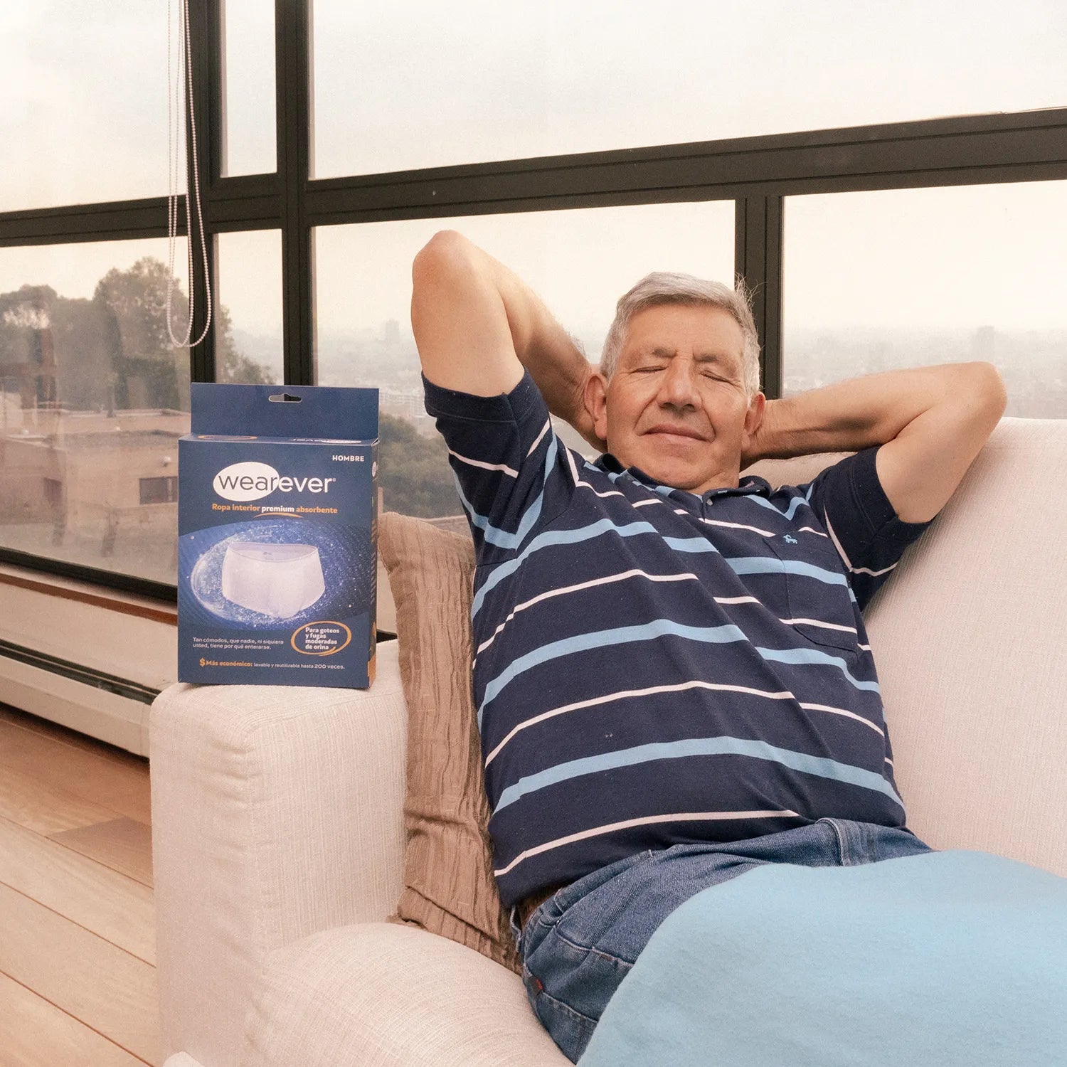 Hombre mayor descansando con ropa interior para incontinencia lavable