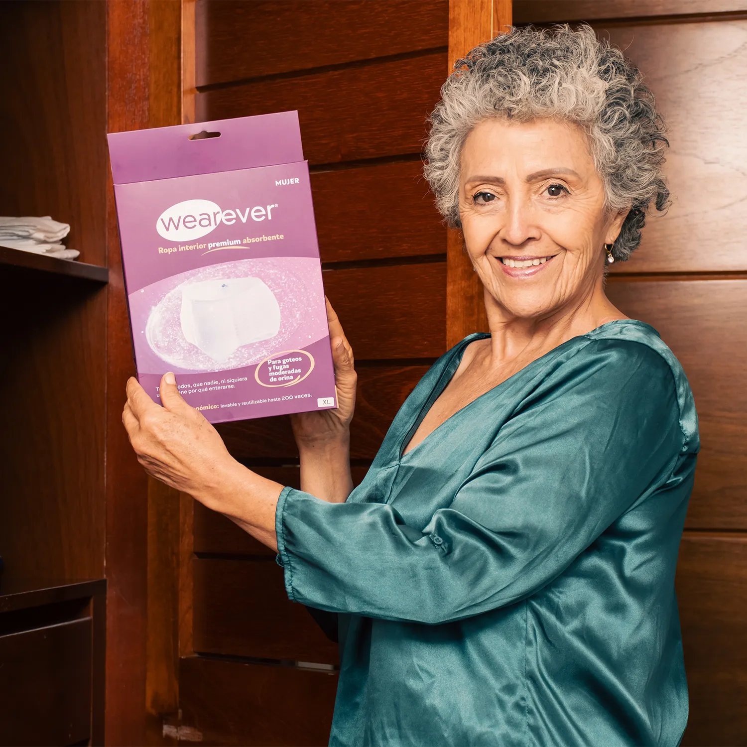 Mujer mayor con ropa interior para incontinencia lavable