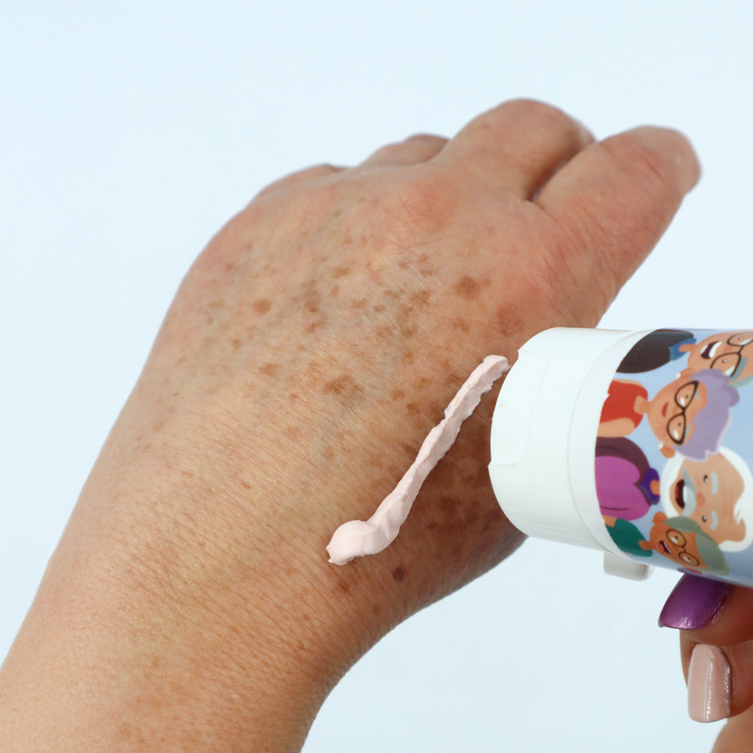 Mano de persona mayor con crema para la rasquiña en la piel