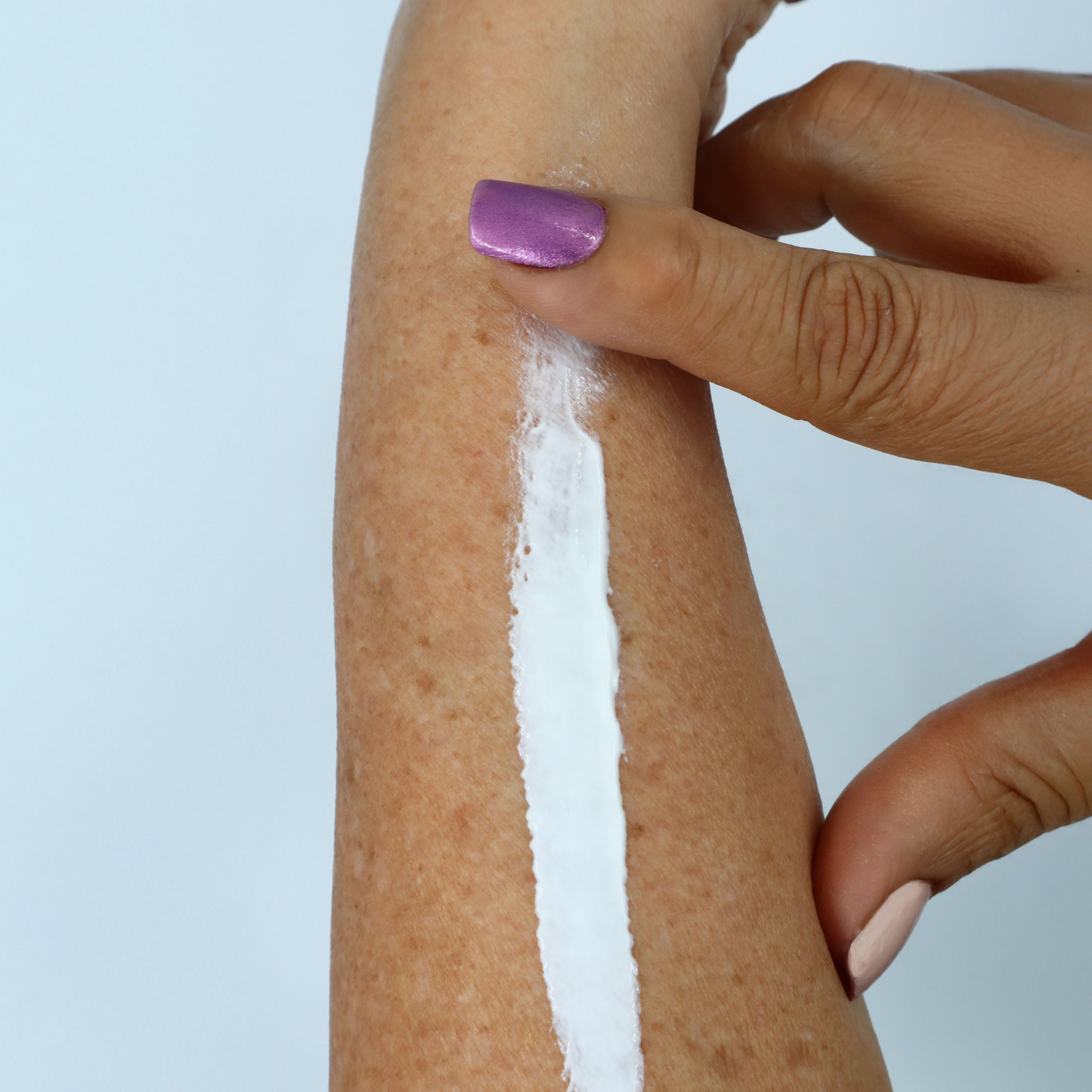 Emulsión sobre la piel madura de una mujer