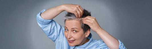Mujer mayor tocándose el cabello por resequedad