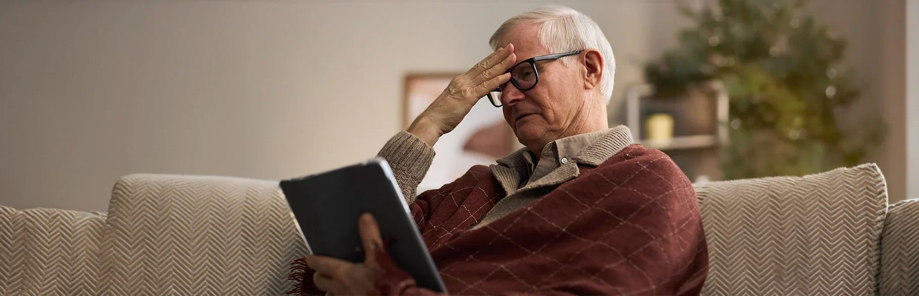 Persona mayor con la mano en la cabeza preocupado