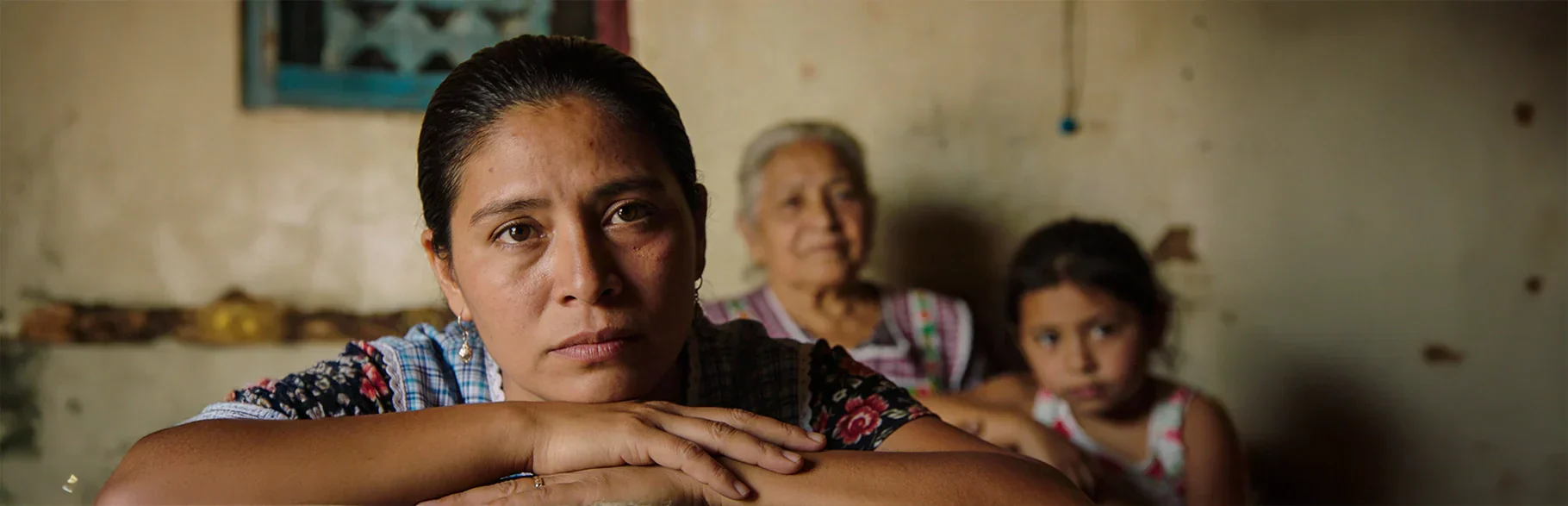 Cuidadora cansada con mujer mayor y niña 