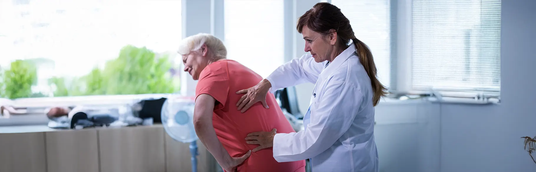 Mujer mayor en revisión con una ortopedista 