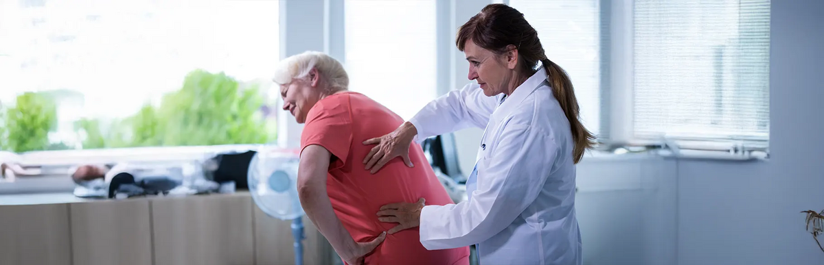 Mujer mayor en revisión con una ortopedista 