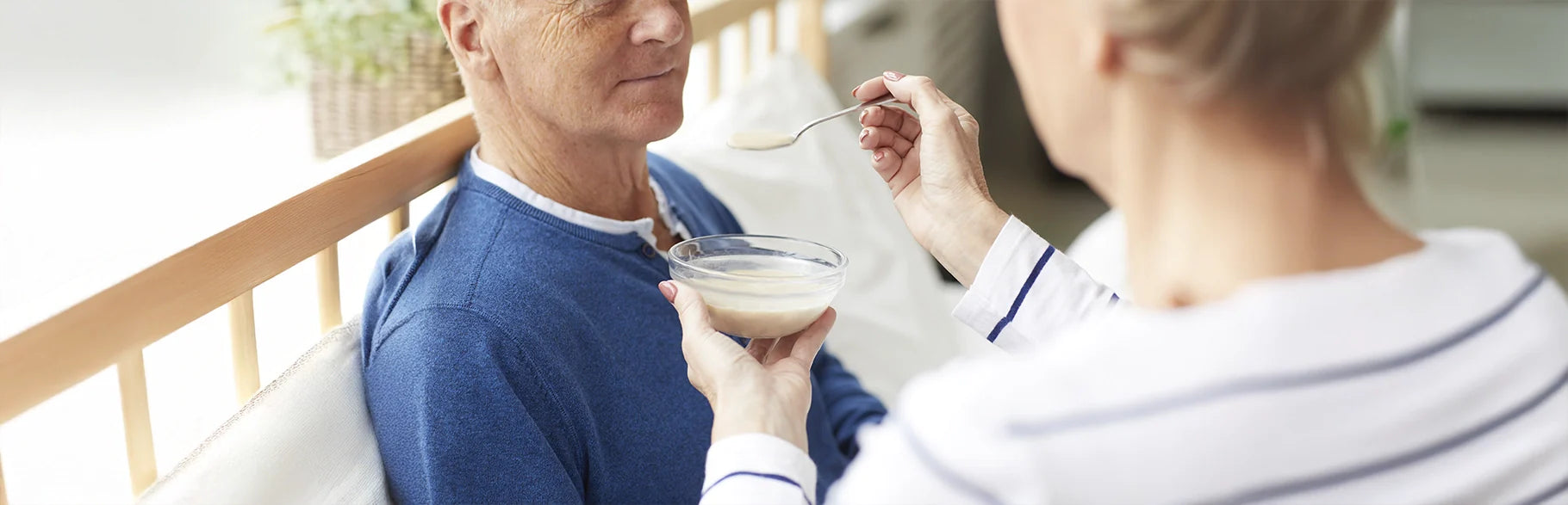 ¿Cómo y con qué alimentar a una persona con disfagia? aquí le respondemos