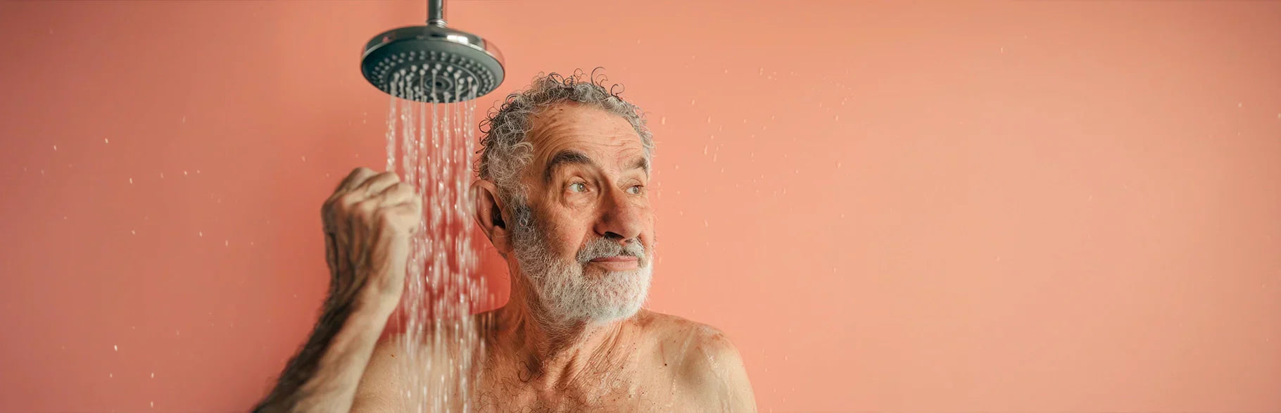Hombre mayor tomando una ducha con la regadera abierta