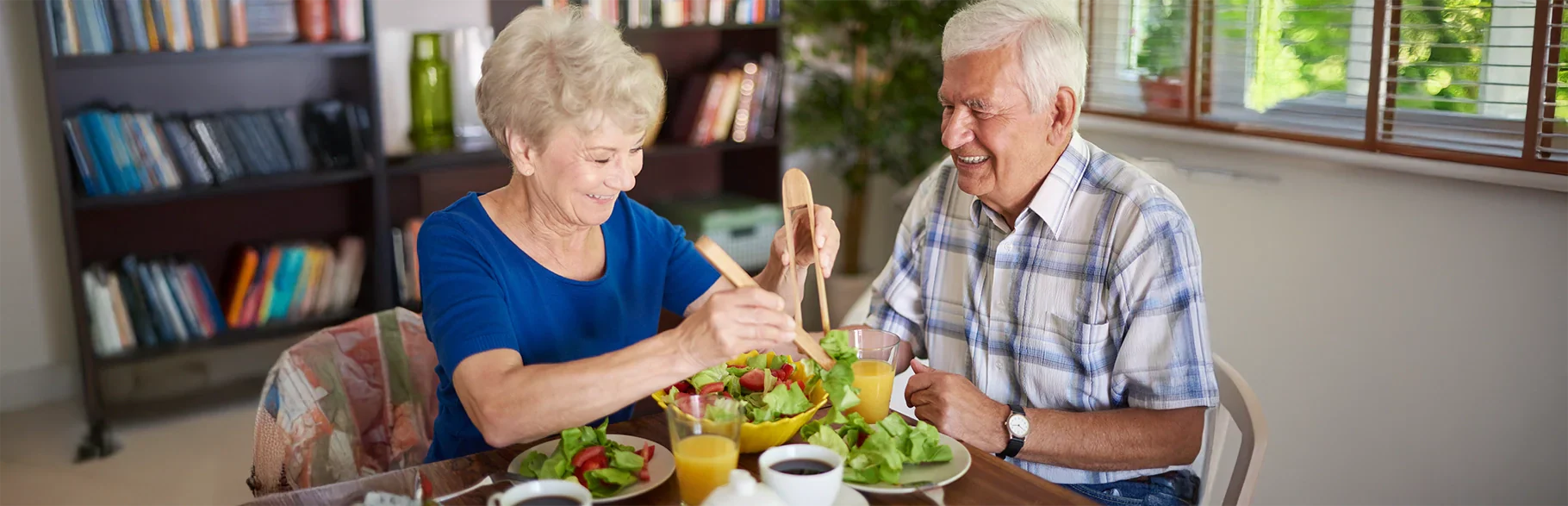 Personas mayores compartiendo un almuerzo saludable 