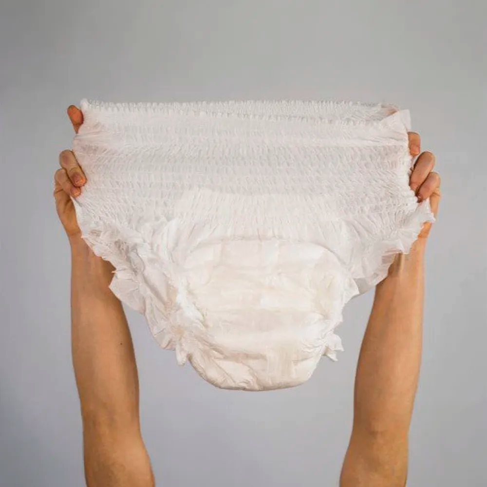 Manos sosteniendo un pañal para adulto 