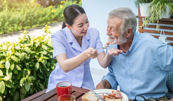 Enfermera-alimentando-a-persona-mayor