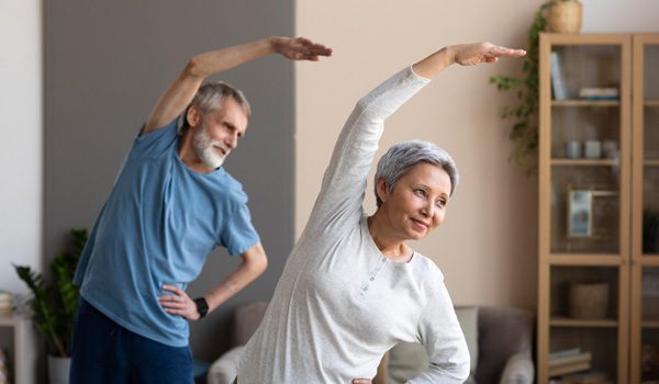 Personas-mayores-haciendo-ejercicio-de-bajo-impacto